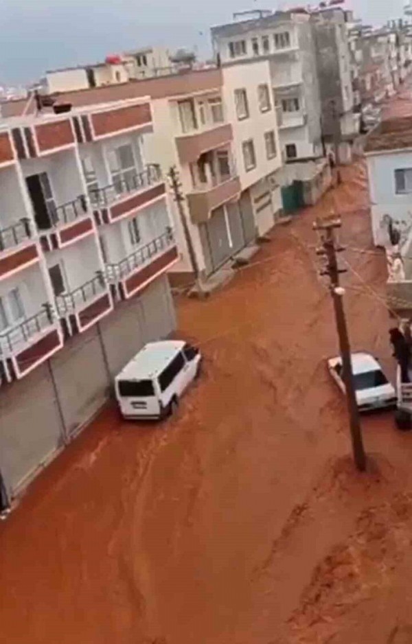 Dört ilde sağanak yağış sele neden oldu: Ev ve iş yerlerini su bastı