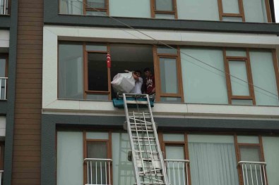 Canlarini Riske Atip Agir Hasarli Binalardan Esya Çikariyorlar