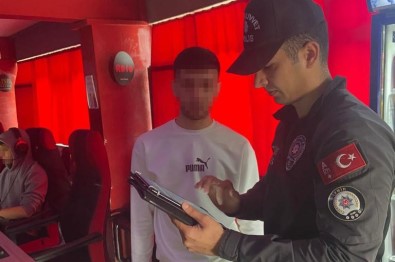 Izmir Polisinden Okul Çevrelerinde Siki Denetim