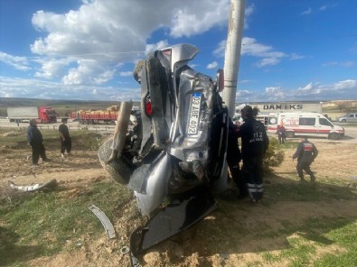 Afyonkarahisar'da otomobil elektrik direğine saplandı: 1 ölü 3 yaralı