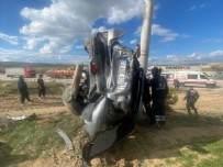  KAZA - Afyonkarahisar'da otomobil elektrik direğine saplandı: 1 ölü 3 yaralı