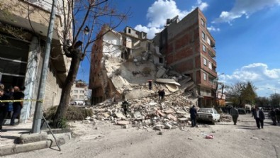 Kilis'te 5 katlı ağır hasarlı bina çöktü!