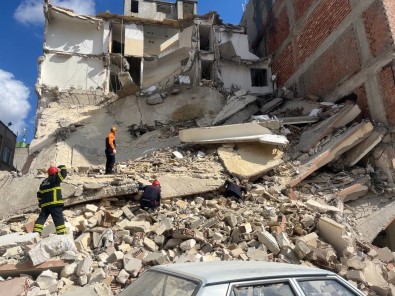 Kilis'te Agir Hasarli Bir Bina Çöktü