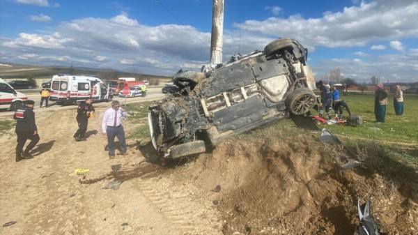 Afyonkarahisar'da otomobil elektrik direğine saplandı: 1 ölü 3 yaralı