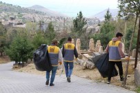 Mardin'de Ramazan Bayrami Öncesi Mezarliklarda Temizlik Ve Bakim Çalismasi Haberi