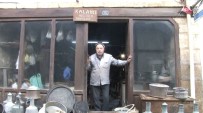 Mesleginin Son Temsilcilerinden Kalayci Mustafa Usta Zanaatini Yarim Asirdir Yasatiyor