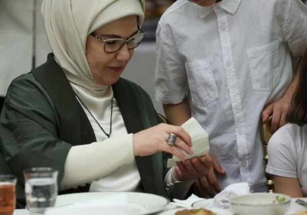 Emine Erdoğan devlet koruması altındaki çocuklara iftar verdi