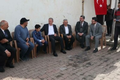 Bakan Akar'dan Sehit Çocuguna Duygulandiran Ziyaret