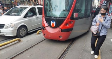 Kabataş-Bağcılar seferini yapan tramvay raydan çıktı!