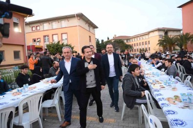 Baskan Yazici Bin 250 Ögrenci Ile Iftar Yapti