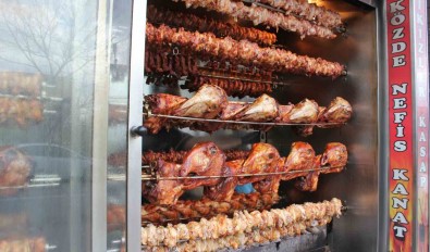 Izmirliler Iftar Için Geleneksellesen Kömürde Kelleyi Tercih Ediyor