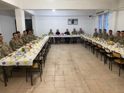 Yayladere Kaymakami Irdelp, Askerler Ile Iftar Açti