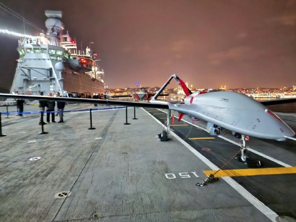 Selçuk Bayraktar TCG Anadolu'dan paylaştı: Kızılelma ve Bayraktar TB3 güvertede