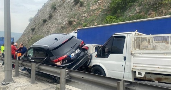 TEM'de can pazarı: Bir dakikada 7 araç birbirine girdi!