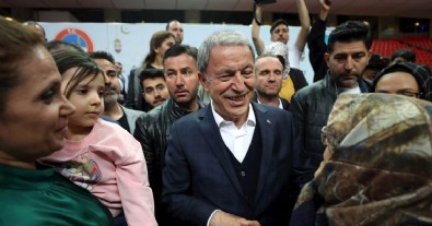 Bakan Akar depremzede ve şehit aileleriyle iftarda buluştu