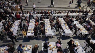 Burhaniye'de 5000 Kisilik Iftar Yemegi
