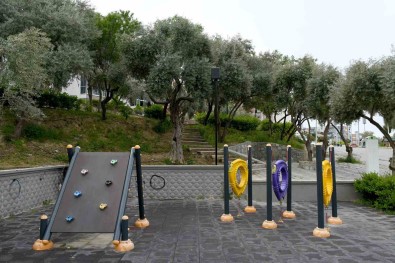Kusadasi'nda Çocuk Parklari Güvenli Hale Getiriliyor