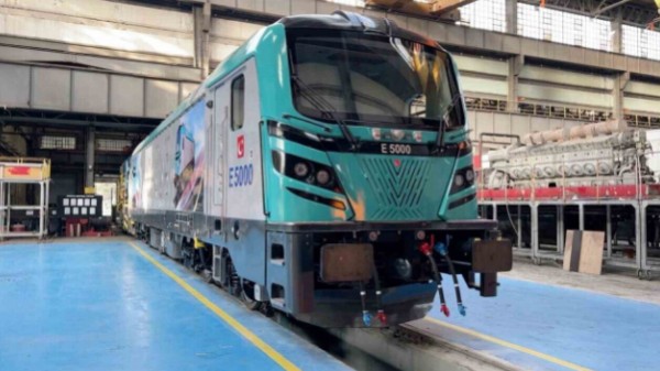 İlk yerli ve milli elektrikli lokomotif raylara iniyor