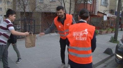 AK Partili Milletvekili Adayi Bagcilar'da Trafikte Vatandaslara Iftarlik Dagitti