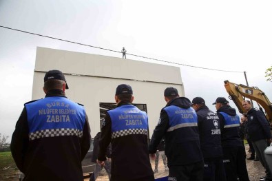 Bursa'da Kaçak Yapiyi Yiktirmamak Için Canini Hiçe Saydi