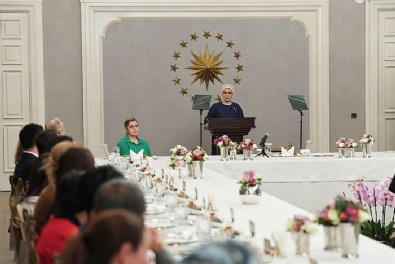 Emine Erdoğan, depremzede ve gönüllülerle iftarda bir araya geldi