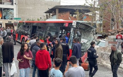 İzmir'de belediye otobüsü kayganlaşan yolda duvara çarptı! 10 kişi yaralandı