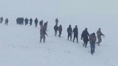 Erzurum'da Mehmetçik, 33 göçmeni donmaktan kurtardı