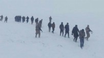  ASKER - Erzurum'da Mehmetçik, 33 göçmeni donmaktan kurtardı