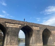 Tarihi Ongözlü Köprü'de Bir Genç Canini Hiçe Sayarak Halay Oynadi
