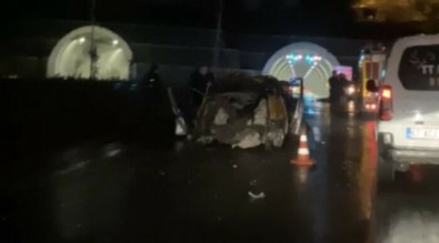 Zonguldak'ta taksi direğe çarptı: 2 ölü 1 yaralı