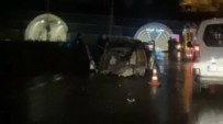  ZONGULDAK KAZA - Zonguldak'ta taksi direğe çarptı: 2 ölü 1 yaralı
