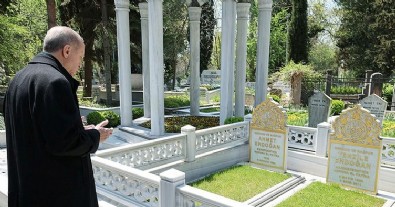 Başkan Erdoğan, anne ve babasının kabirlerini ziyaret etti