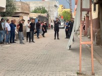 Ceylanpinar'da Siddetli Rüzgar Çatilari Uçurdu