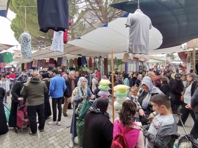 Gediz Pazarinda Bayram Yogunlugu