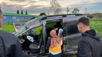 Kontrolden Çikan Hafif Ticari Araç Takla Atti Açiklamasi 5 Yarali