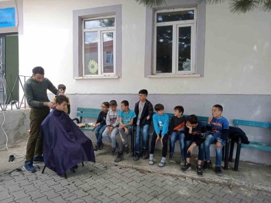 Köy Okulu Ögrencilerine Ücretsiz Bayram Tirasi