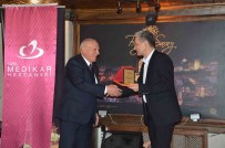 Saglik Personellerine Plaket Verildi