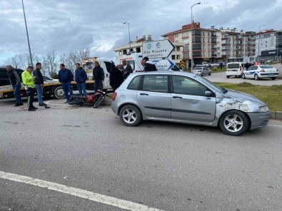 Sinop'ta Otomobille Çarpisan Motosiklet Sürücüsü Yaralandi