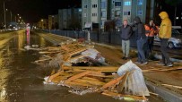 Tatvan'da Firtina Bina Çatisini Uçurdu, 4 Araç Hasar Gördü