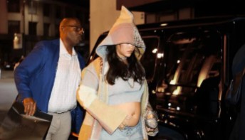 Yine göbeğini gösterdi