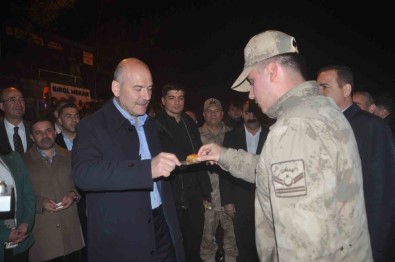 Bakan Soylu, Yeni Köprü'de Asker Ve Vatandaslara Baklava Ikram Etti