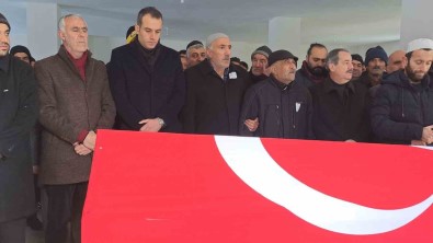 Depremde 15 Yilin Ardindan Dünyaya Gelen Oglunu Kaybeden Babanin Buruk Bayrami