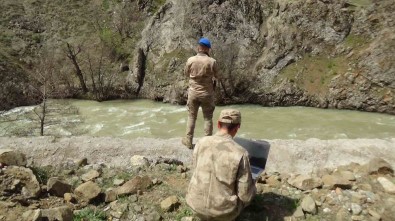 Munzur Çayi'na Düsen Kayip 3 Genci, 250 Kisilik Ekip Ariyor
