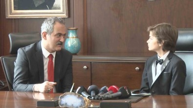 Bakan Özer, Koltugunu 5'Inci Sinif Ögrencisi Kaan Can Il'e Devretti