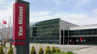 Bayramda Van Müzesi'ne Ziyaretçi Akini