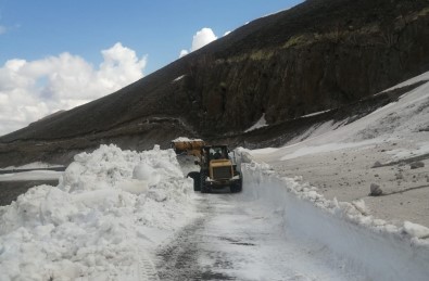 Dünyanin Ikinci Büyük Krater Gölü Zirvesinde 5 Metrelik Karla Mücadele