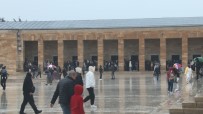 Kiliçdaroglu, Anitkabir'e Gelen Çocuklarla Sohbet Etti