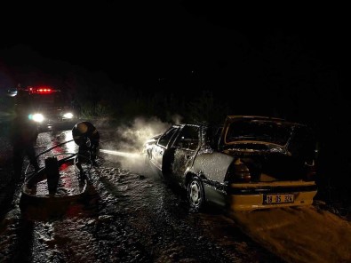 Seyir Halindeyken Alevlere Teslim Olan Otomobil Küle Döndü