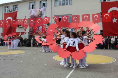 Sinop'ta Minik Ögrencilerden 23 Nisan Gösterileri