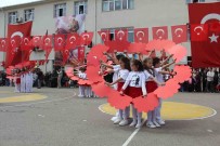 Sinop'ta Minik Ögrencilerden 23 Nisan Gösterileri Haberi